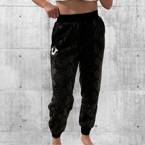 SZ:S True Religion Women’s Joggers Snakeskin Pattern - Size Small